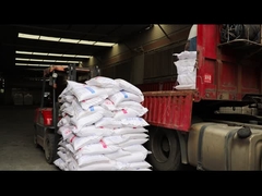 O pó moldando do conpound da melamina está sendo carregado e enviado