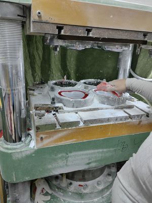 O composto do molde da ureia do produto comestível pulveriza C3H6N6 para utensílios de mesa